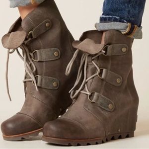 Winter is here!! Tan Sorel Arctic Wedge Boots Ski Chic Apres Ski